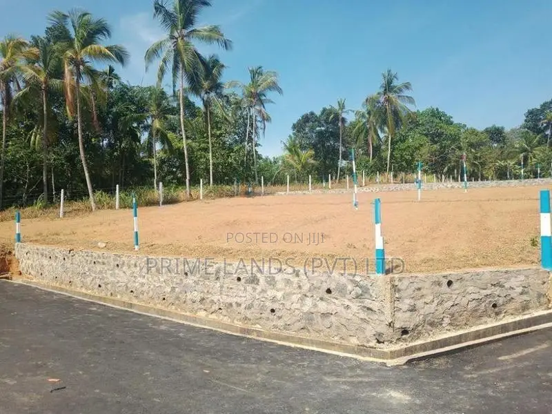 කඩවත 210 බස් පාරෙන් නේවාසික බිම්කොටසක්