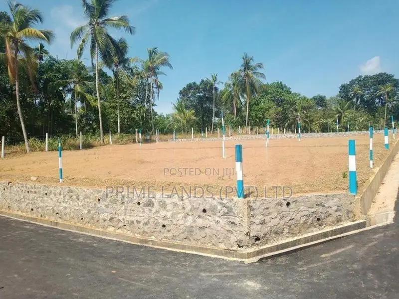 කඩවත 210 බස් පාරෙන් නේවාසික බිම්කොටසක්