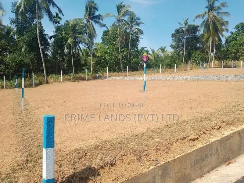 කඩවත 210 බස් පාරෙන් නේවාසික බිම්කොටසක්