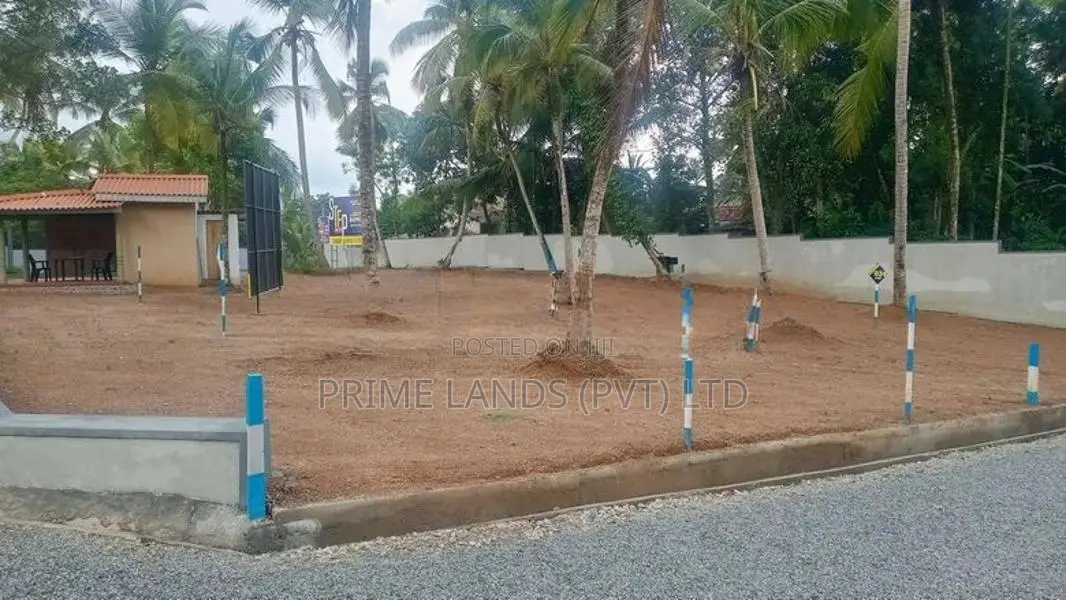 කඩවත නගරයට ළඟ බිම් කොටස්