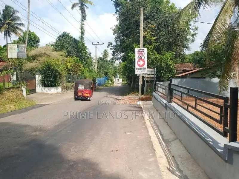 කඩවත ඉඳිගහමුල හංදියට සමීපව බිම් කොටසක්