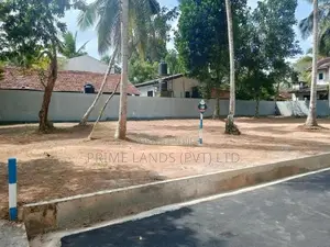 කඩවත ඉඳිගහමුල හංදියට සමීපව බිම් කොටසක්