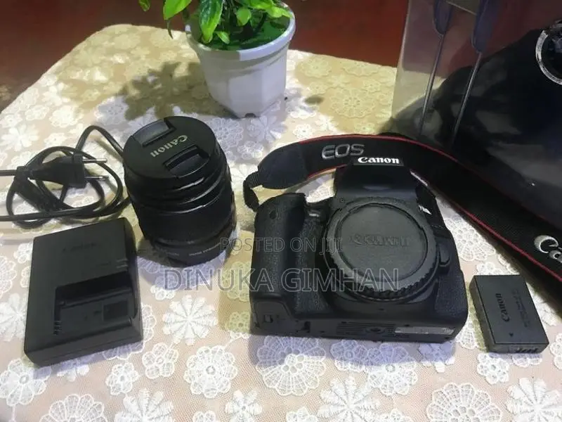 Canon EOS Rebel T7i / 800D Camera