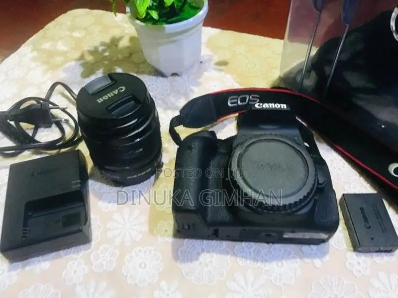 Canon EOS Rebel T7i / 800D Camera