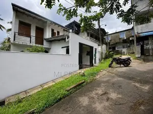 ( DR-1034) Valuable Upper Floor House Rent in Homagama