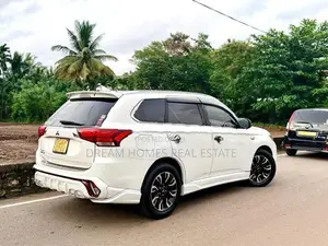 Mitsubishi Outlander PHEV 2015