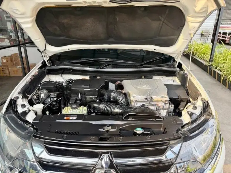Mitsubishi Outlander PHEV 2015