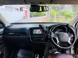 Mitsubishi Outlander PHEV 2015