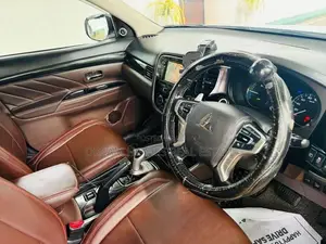 Mitsubishi Outlander PHEV 2015