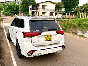 Mitsubishi Outlander PHEV 2015