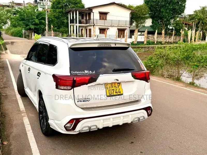 Mitsubishi Outlander PHEV 2015