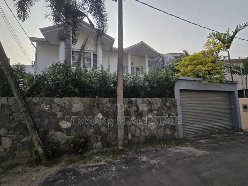 4 BR Two-Storey House In an Execlent Neighbourhood - Pelawatta | SH153