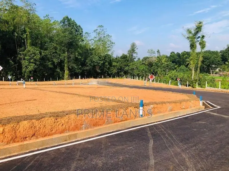 වටිනා බිම්කොටස් 120 පාරට ළගින් කහතුඩුව