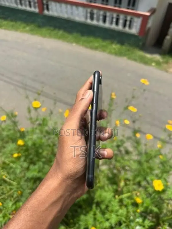 Apple iPhone XR 64GB (Used)