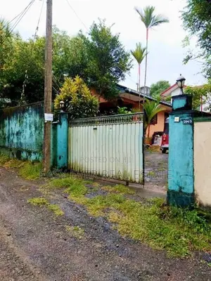 අතුරුගිරිය නගරයේ වටිනා ඉඩමක් සමඟ නිවසක් විකිණීමට