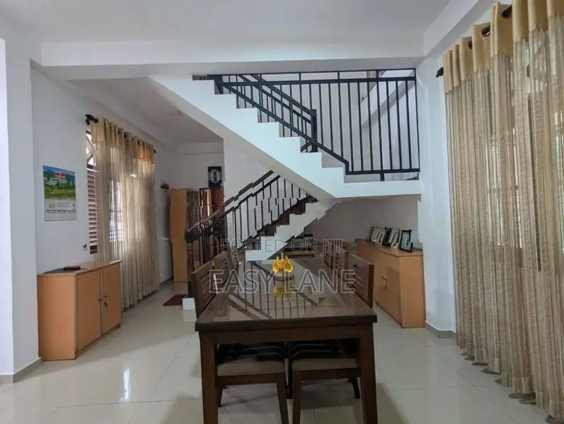 ගම්පහ බණ්ඩාරනායක විද්‍යාලය අසලින් අගනා දෙමහල් නිවසක් විකිණීමට