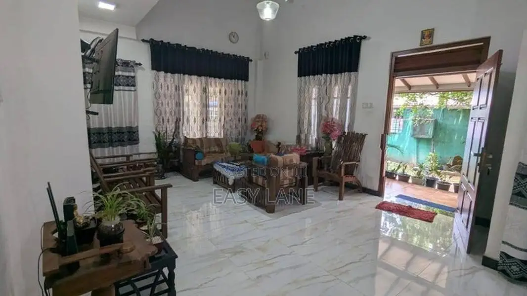 ඉහලබෝමිරිය දෙමහල් අංගසම්පූර්ණ නිවසක්