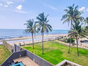 මීගමුව දුංගල්පිටිය වෙරළට මායිම්ව තට්ටු 4ක සුපිරි හෝටලයක්