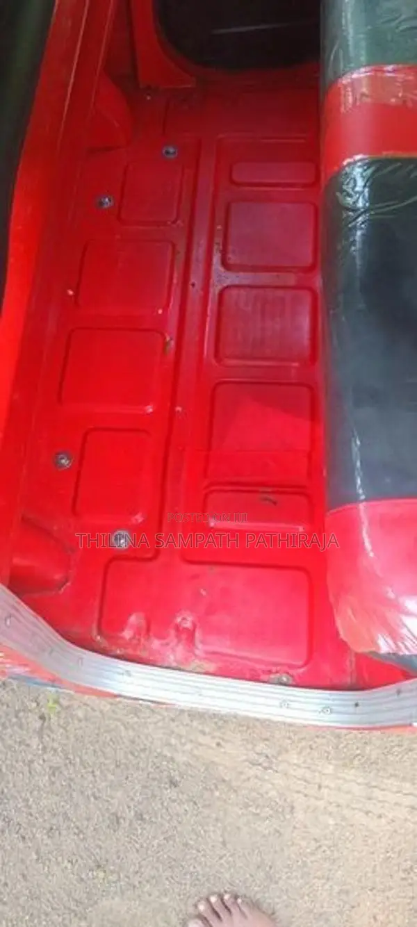 Bajaj RE 2012