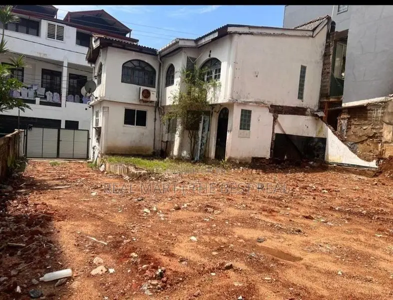 Mount Lavinia : 13P Land with an Old House for Sale