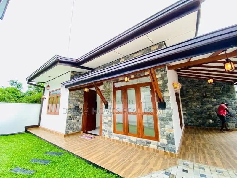 Modern Family Home in Athurugiriya