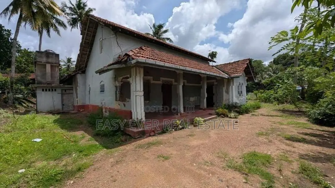 කඩවතින් පර්චස් 38.78ක් සමඟ වටිනා නිවස