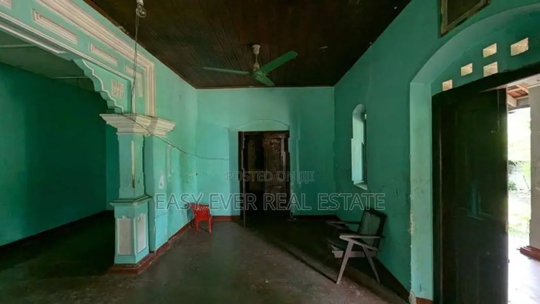 කඩවතින් පර්චස් 38.78ක් සමඟ වටිනා නිවස