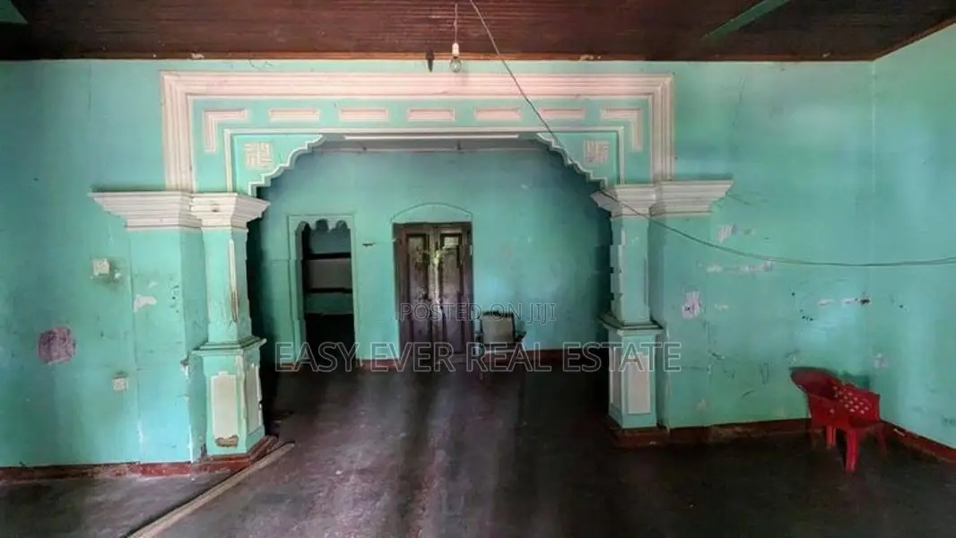 කඩවතින් පර්චස් 38.78ක් සමඟ වටිනා නිවස