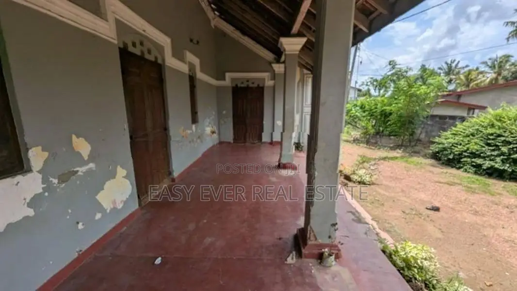 කඩවතින් පර්චස් 38.78ක් සමඟ වටිනා නිවස