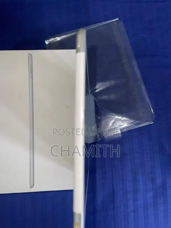 Apple iPad 6th Gen 32GB Silver Wi-Fi