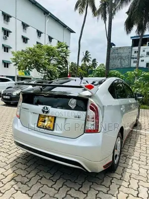 Toyota Prius S Led 2015