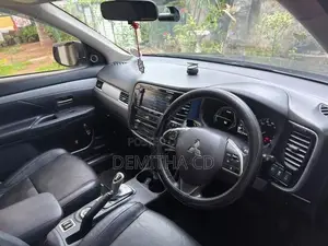 Mitsubishi Outlander G-Navi 2014