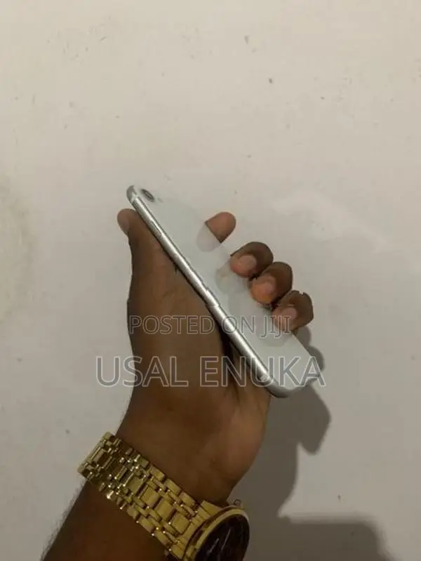 Apple iPhone SE 2 (Used)