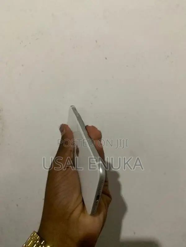 Apple iPhone SE 2 (Used)