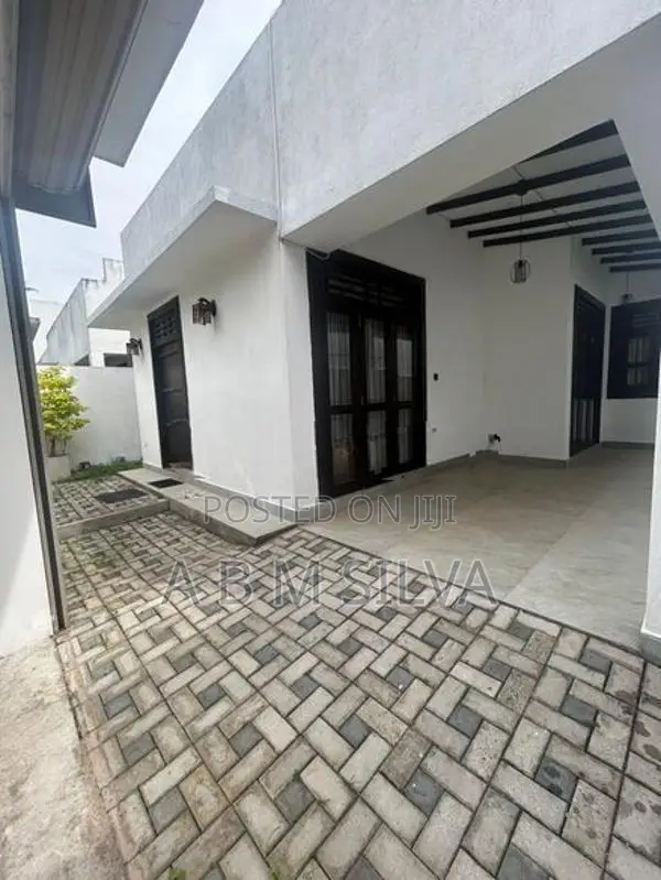 Modern House for Sale in Athurugiriya