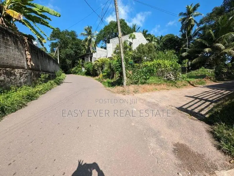 වැලිවේරිය නගරයට ආසන්නයෙන් අගනා බිම් කොටසක්