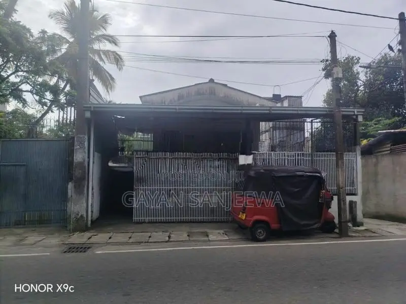 Land with Building Sale Madampitiya