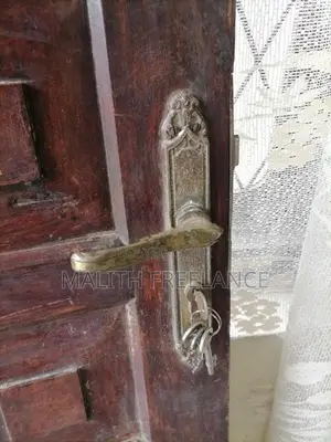 Front Door (කොස්)