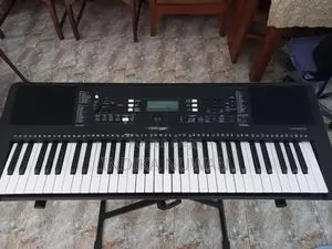 Yamaha PSR-E373 Protable Keyboard with Stand