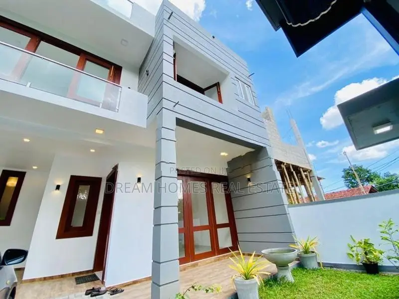 Modern 4 Bedroom House with Rooftop – Athurugiriya
