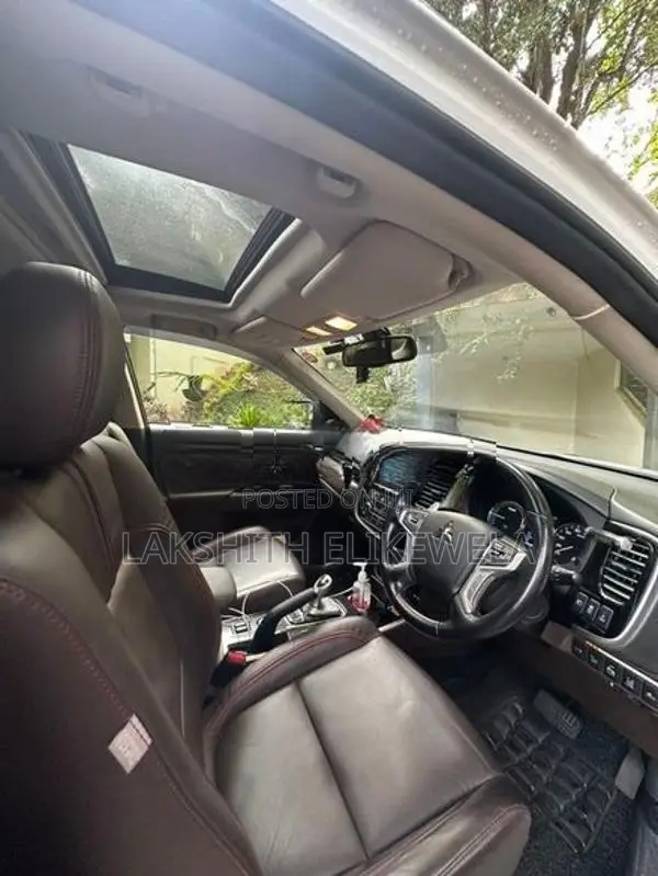 Mitsubishi Outlander PHEV 2016