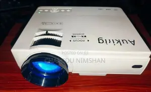 Auking A008 Projector