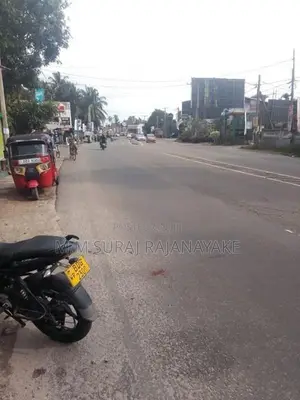 පර්චස් 60ක් මීගමුව කුරණ කාපට් පාරට මුහුණලා