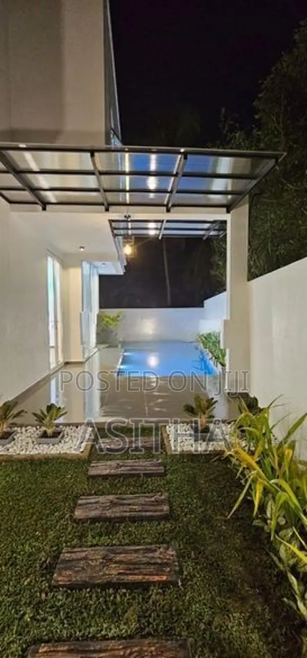 Swimming pool with luxury house Piliyandala