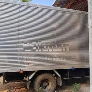 Isuzu NPR81 2004