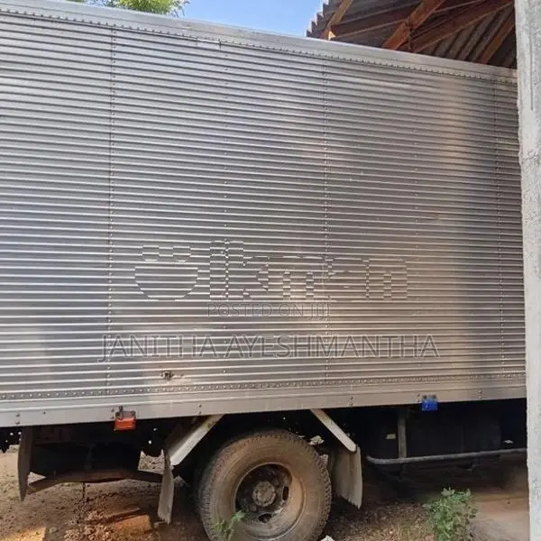 Isuzu NPR81 2004