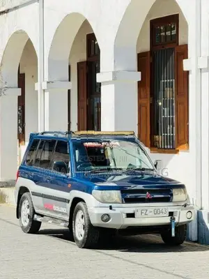 Mitsubishi Montero iO 2000