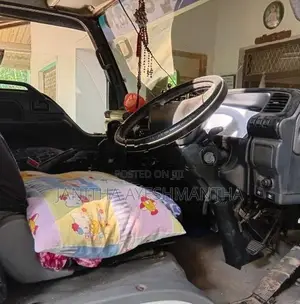 Isuzu NPR81 2004