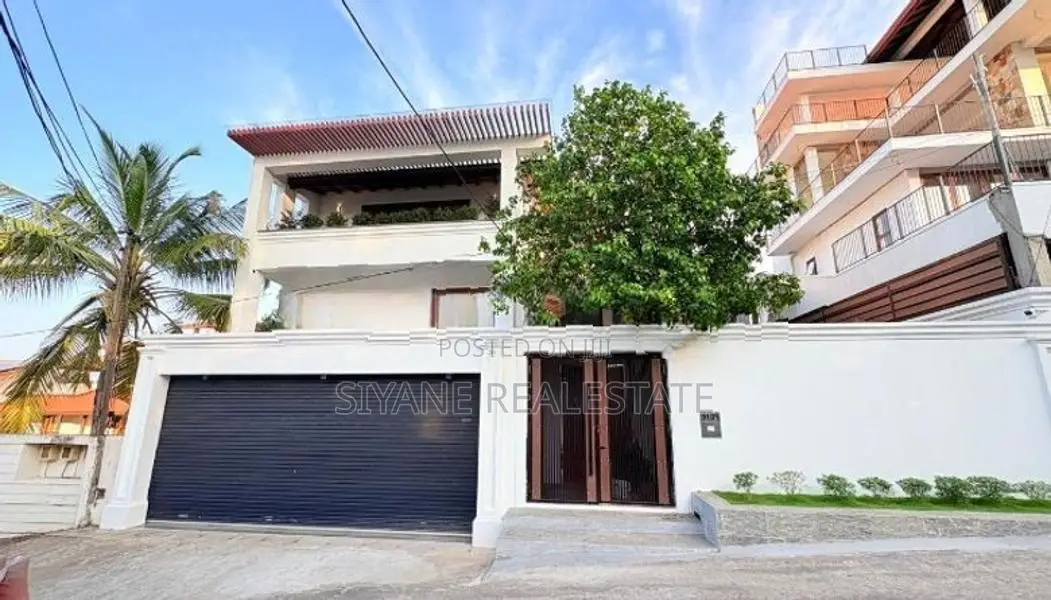 Luxury 3-Storey House with Rooftop Bar for Sale – Kotte