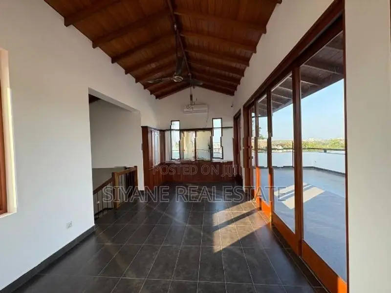 Luxury 3-Storey House with Rooftop Bar for Sale – Kotte